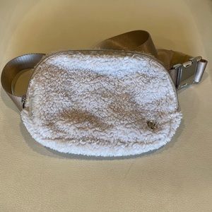 Lululemon Everywhere Belt Bag in Natural Ivory/Trench